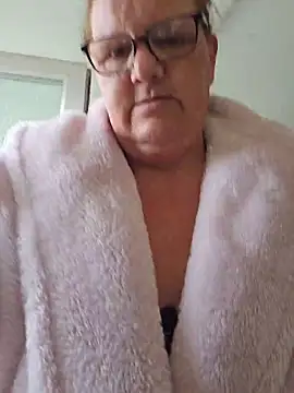 MissQueenBeex online show from June 5, 7:25 am