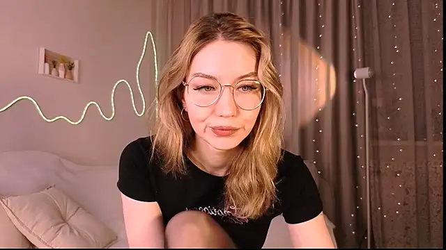 Lilo Sims online show from November 24, 1:40 am