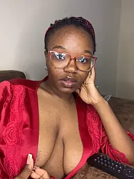 YummyMelanin117 online show from May 11, 10:29 pm