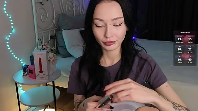  holly berry  online show from October 4, 1:55 am