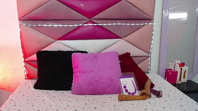 Snapshot of jazminslut chatting on October 3, 1:11 am jazminslut online show from October 3, 1:11 am