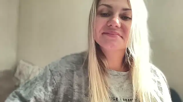 Snapshot of MonicaSweett chatting on October 7, 9:25 am MonicaSweett online show from October 7, 9:25 am