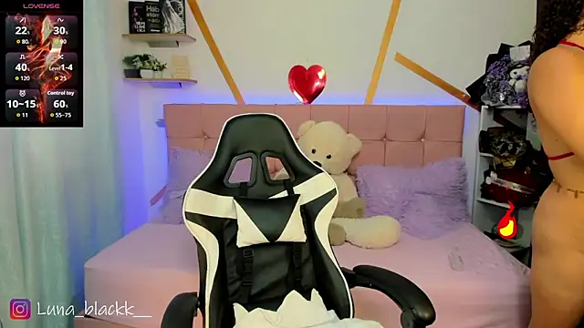 Luna blackk online show from May 17, 9:03 pm