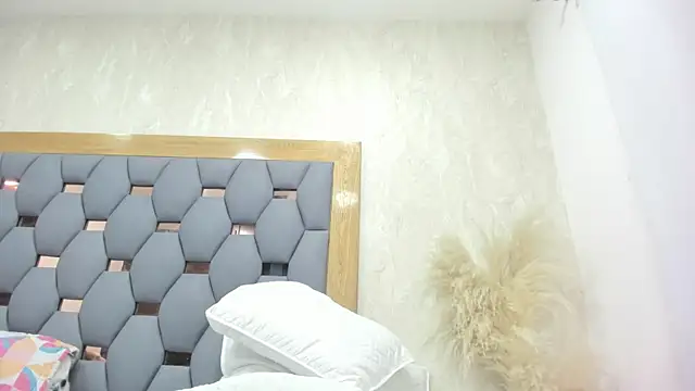 juliette pretty  online show from May 10, 10:23 pm