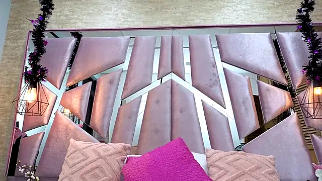 ThaliaCross online show from December 5, 8:10 pm