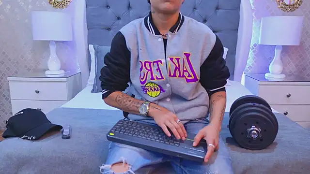 ZoeKrug online show from December 5, 11:44 am