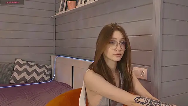 Vikki wyye online show from October 1, 3:33 am