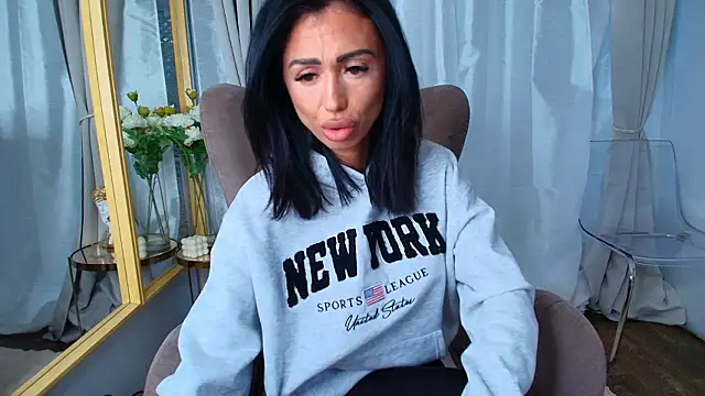 ParissHiltonX online show from March 23, 5:46 am