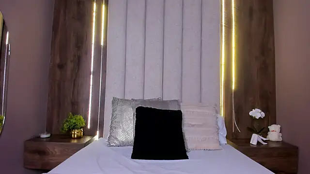 LucySalvatore  online show from September 13, 3:42 pm