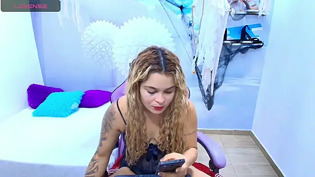 Snapshot of ESMERALDA-BLUE chatting on October 16, 9:17 pm ESMERALDA-BLUE online show from October 16, 9:17 pm