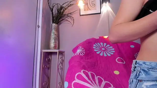 Snapshot of dulce_fiore07 chatting on September 15, 12:57 pm dulce fiore07 online show from September 15, 12:57 pm
