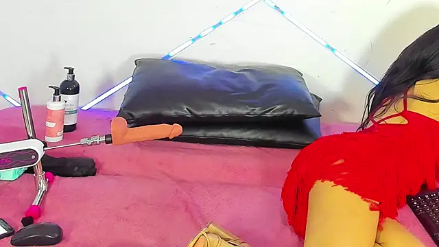 LussieWillow online show from October 26, 3:35 am