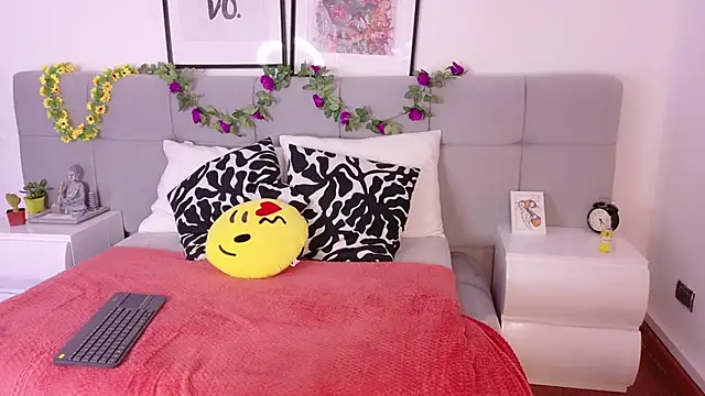 Alanaa Gomez online show from September 27, 1:40 pm