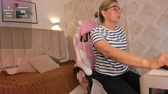 Clhoe Johnson online show from April 4, 12:26 pm