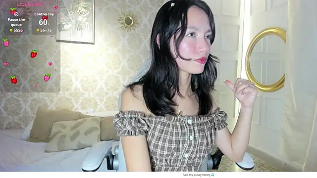 LilyThea online show from May 17, 9:58 pm