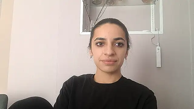 ElwineBooton online show from April 9, 7:47 am