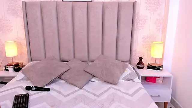 ShaynaHosk online show from June 8, 4:08 pm