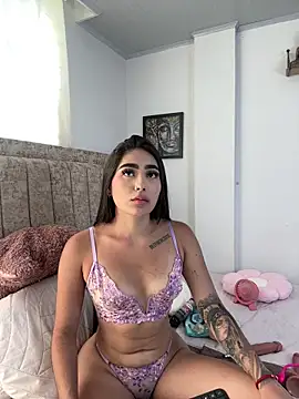 EmiilyEvans  online show from May 7, 7:39 pm