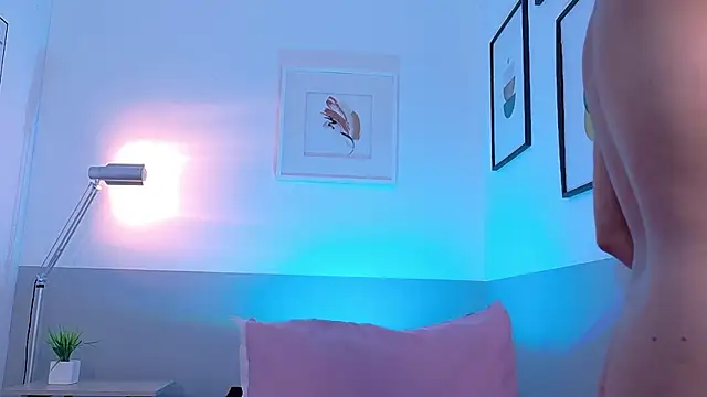 cutepetitee online show from April 29, 7:41 pm