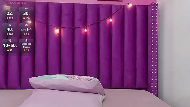 cutepetitee online show from October 27, 7:19 pm