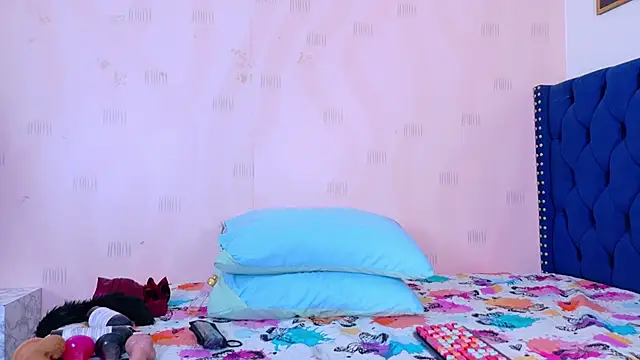 cutepetitee online show from November 29, 8:13 pm