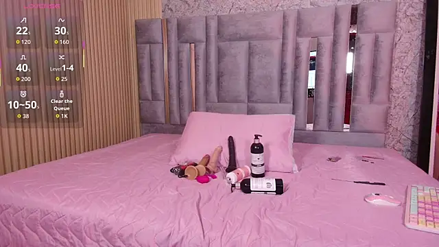 cutepetitee online show from October 31, 8:13 pm