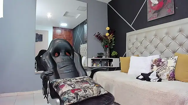 kris milff online show from October 29, 8:33 pm