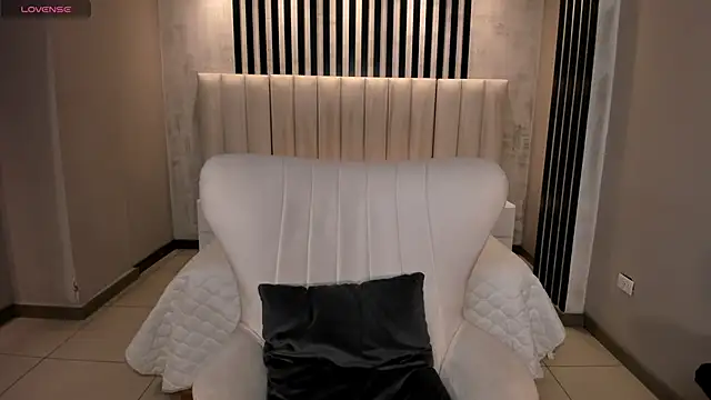 AmbarJames  online show from April 2, 11:40 am