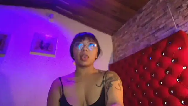 Victoria Thompson1 online show from November 6, 8:15 pm