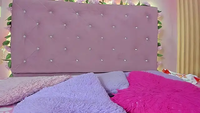violet taylor  online show from May 22, 2:09 am