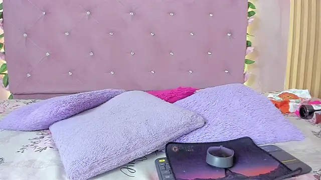 violet taylor  online show from May 18, 2:21 am