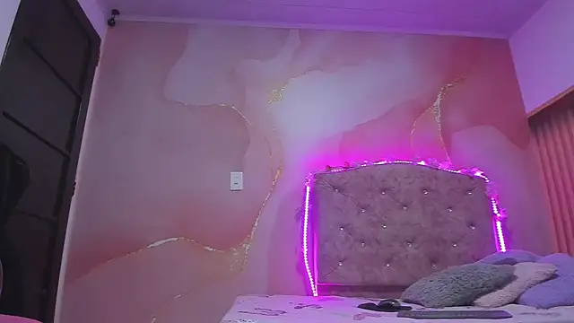 violet taylor  online show from December 15, 2:17 am