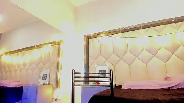 Scarletbigbug online show from March 25, 1:25 pm