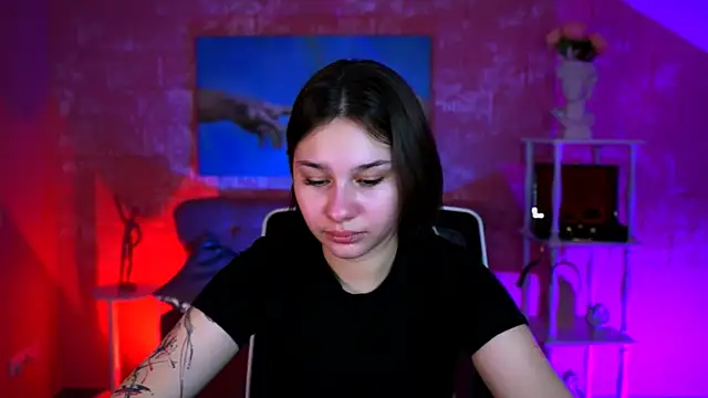 KimClarks  online show from April 3, 5:00 pm