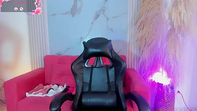 Snapshot of KrystalEvans chatting on September 9, 8:19 pm KrystalEvans online show from September 9, 8:19 pm