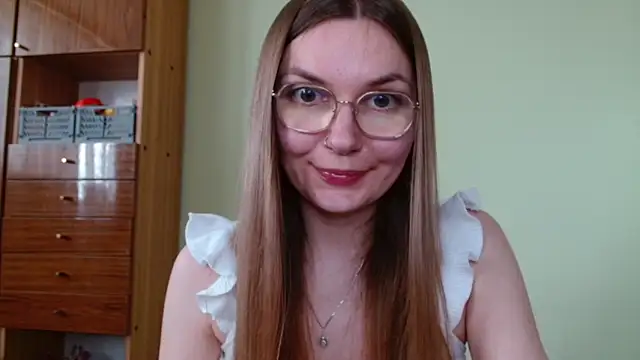 LooveELLYx online show from May 6, 1:37 pm