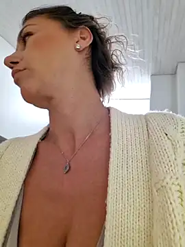 CelynaRoss online show from May 15, 2:42 pm