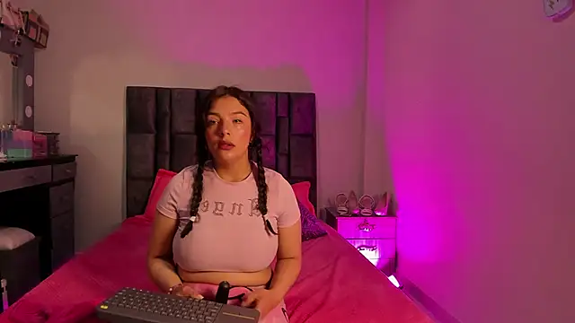 Esmeraldaa- online show from November 26, 9:10 am