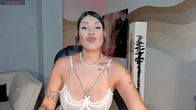 SarahYates online show from May 22, 4:32 am