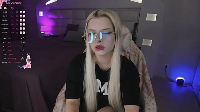 Snapshot of Cuddly_Kitten chatting on September 13, 10:07 pm Cuddly Kitten online show from September 13, 10:07 pm