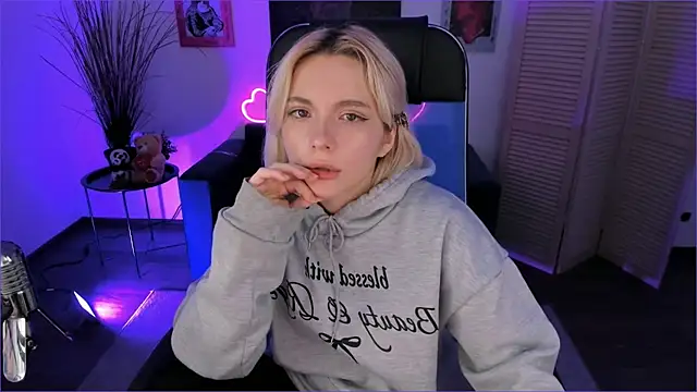 AuroraWrenfield online show from December 3, 4:48 am