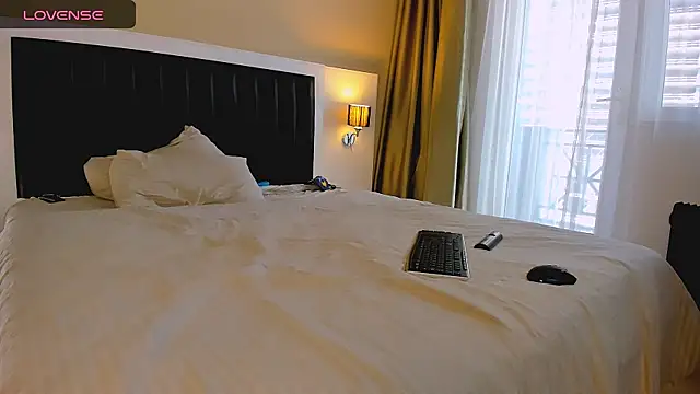 marrenaa online show from December 4, 7:10 am