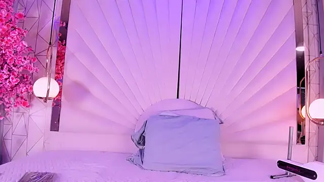 VesperVelvet online show from May 20, 5:15 am