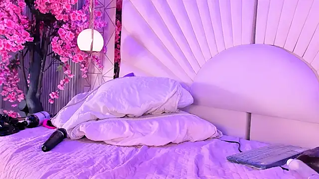 VesperVelvet online show from May 16, 10:36 am