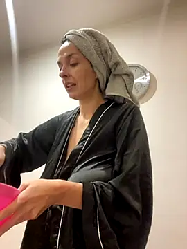 Piggiteablacktea online show from November 5, 5:29 pm