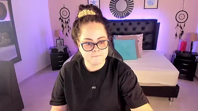 LolaVillalobos online show from May 25, 12:15 pm
