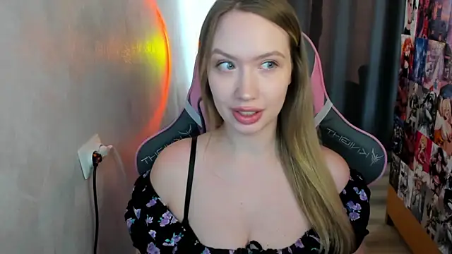 NicoleRiccii online show from May 1, 8:28 am