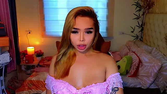 MoniqueCeleste online show from May 7, 7:23 am