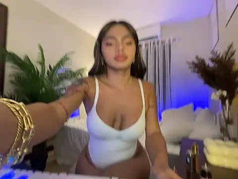 underratedGIRLS online show from October 3, 6:57 pm