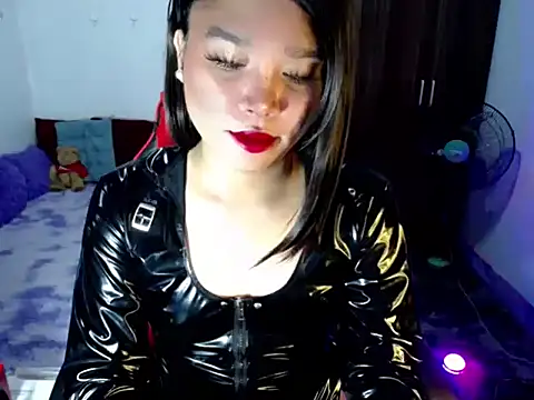 Urassiansweetcummer online show from May 6, 2:15 am